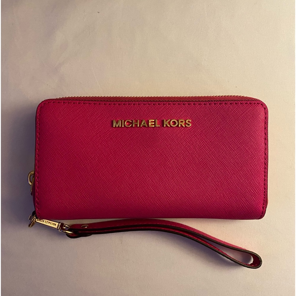 Micheal Kors beautiful hot pink wristlet wallet never used in perfect condition